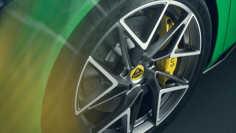 Cпорткар Lotus Emira получил обновки к 2026 модельному году